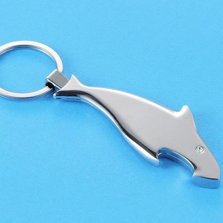 Creativo dientes de sable personalidad abertura de botellas lisa guitarra metálica tiburón llavero regalo para hombres colgantes al por mayor