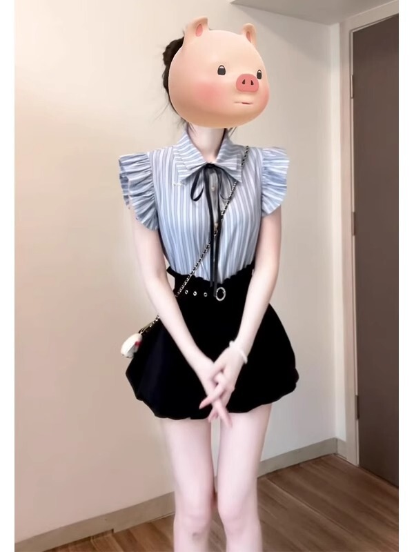 年齢を軽減するための韓国風ブルーストライプの小さなフライングスリーブシャツと花のつぼみショーツのツーピースセットの完全な衣装セット|undefined