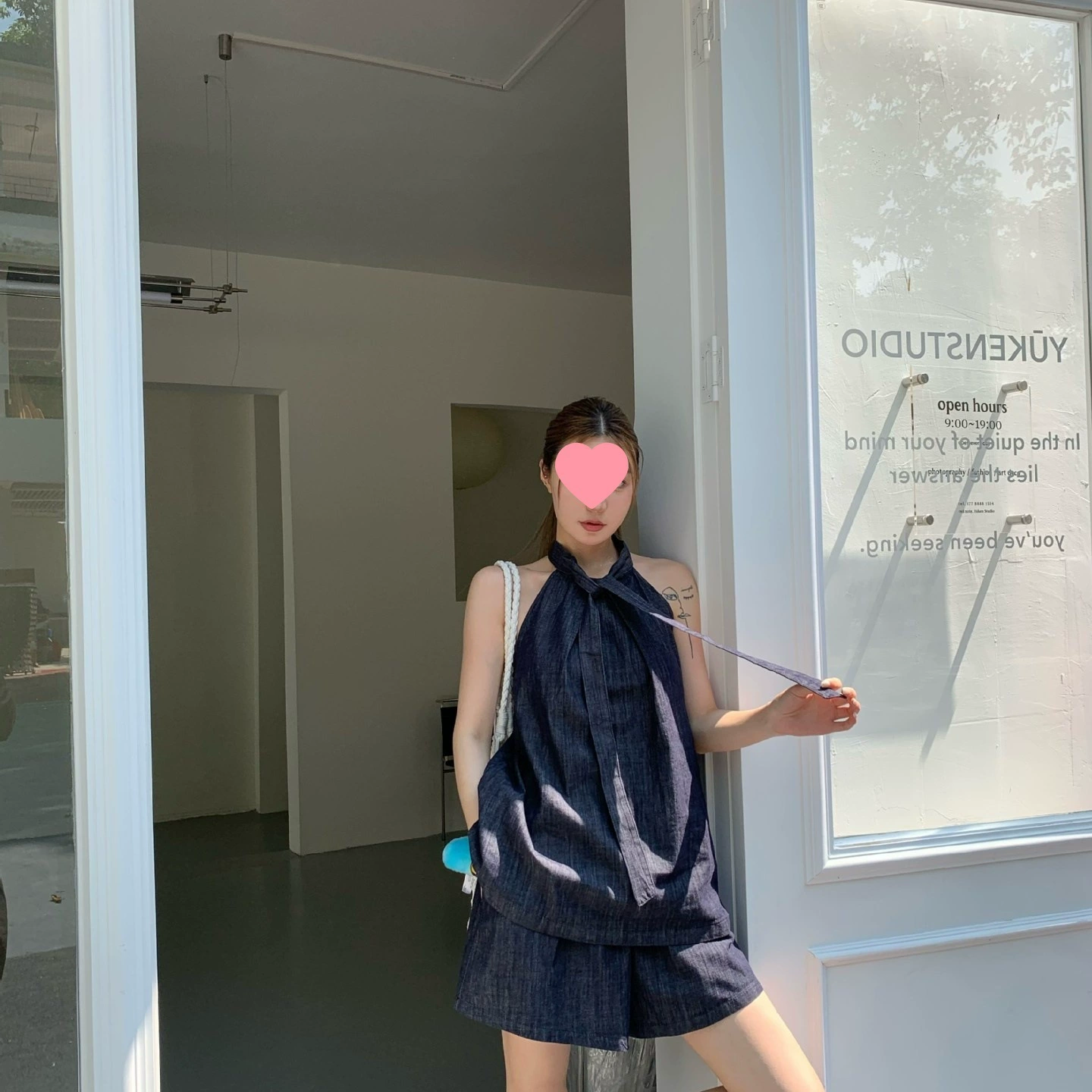 Французский ретро-набор из экологически чистого мягкого дышащего денима: топ-халтер свободного кроя и широкие шорты.