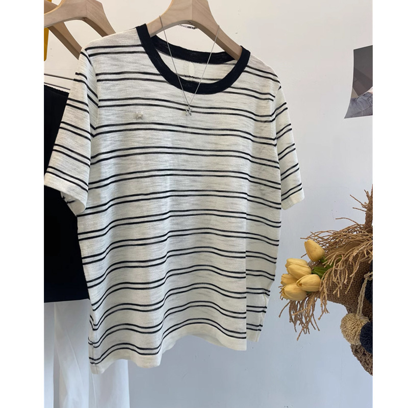 Liangyixuan Xiaozhong Fengfeng Back Three-button Chest Decorative Buckle Pinstripe Short-sleeved Sweater Summer Top Women