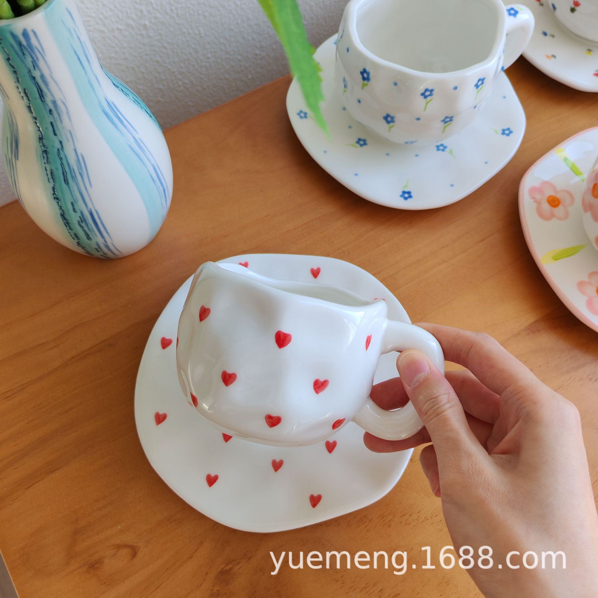 Taza de café de cerámica navideña irregular, linda taza con diseño de flores y corazones pintados a mano, juego de taza y platillo para té de la tarde