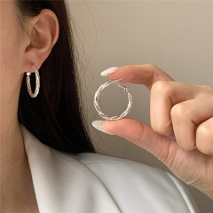 シンプルなスパイラルC形のイヤリングの女性のファッションデザイン感があります。