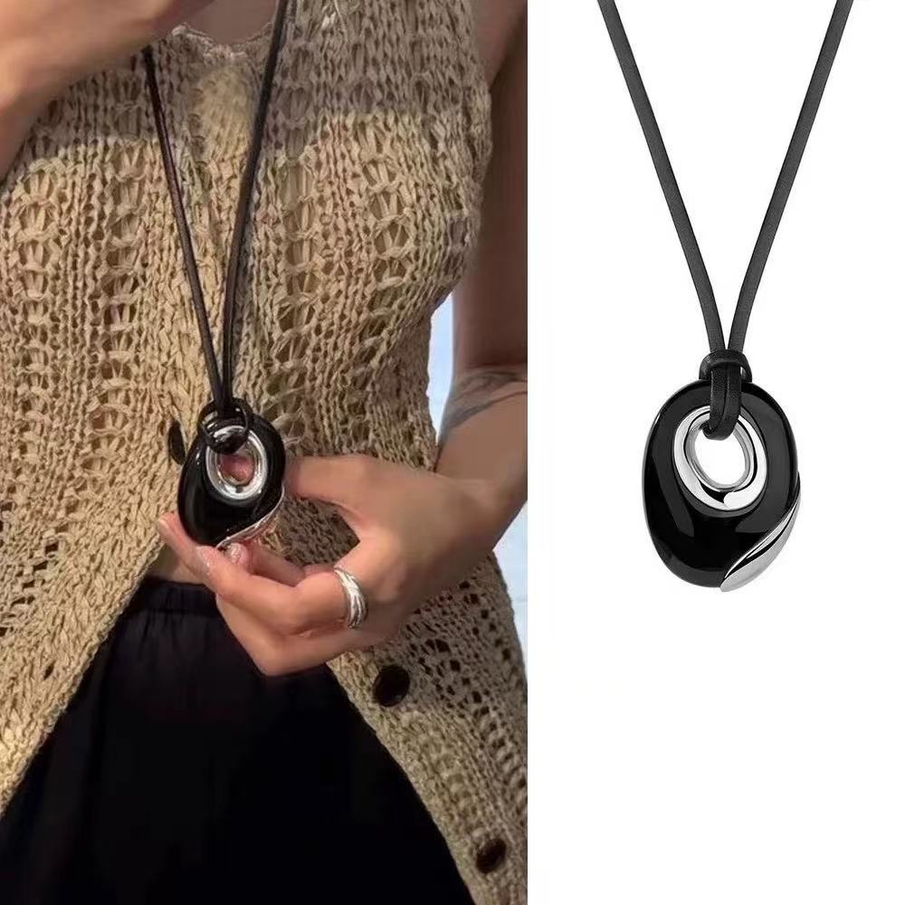 Collar colgante de ágata negra en forma de zigzag de la industria pesada, hilo de cuero ajustable de alta calidad de lujo ligero de nicho, cadena de suéter largo de moda