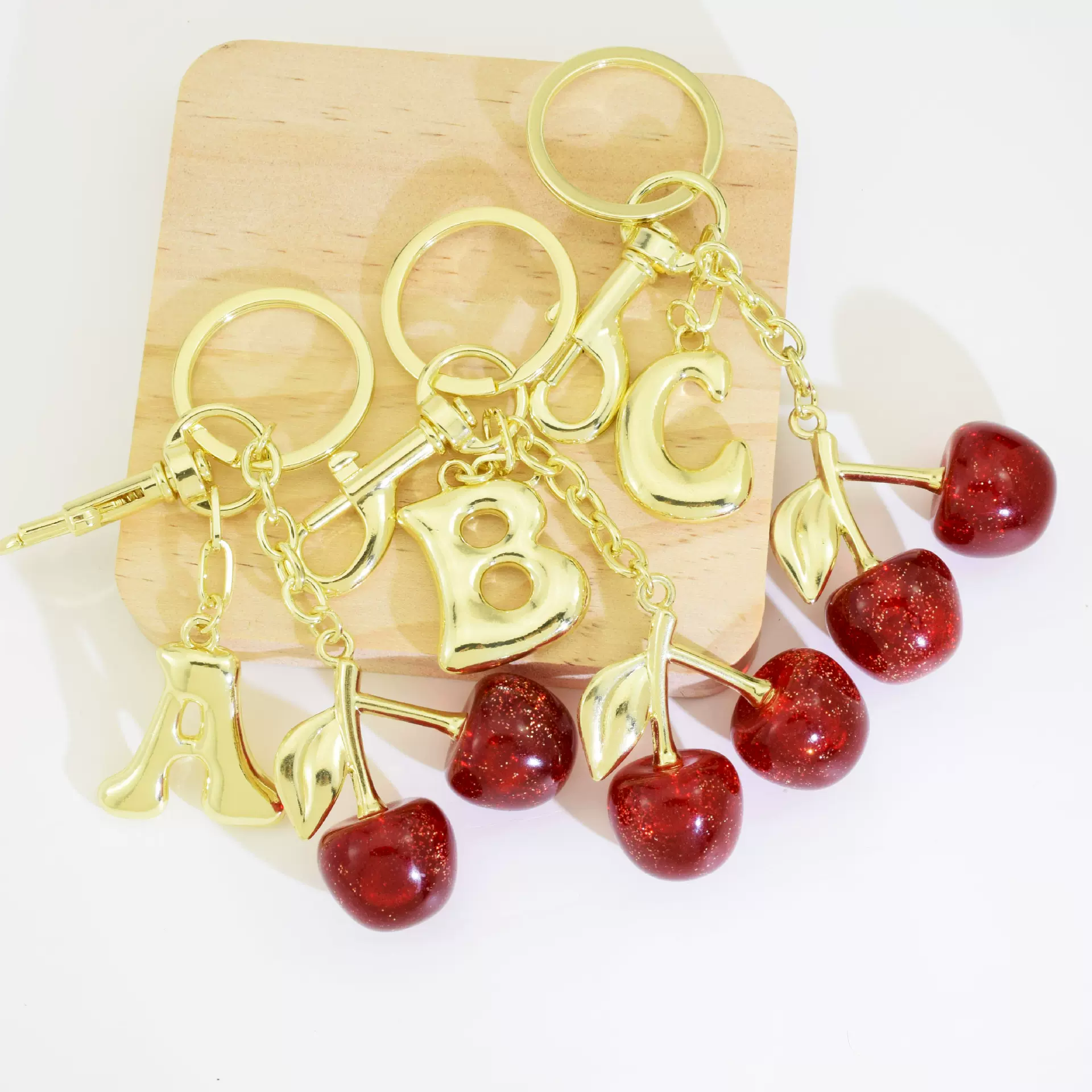 新款樱桃钥匙扣26个英文字母女士包包高颜值挂饰闪粉樱桃水果挂件