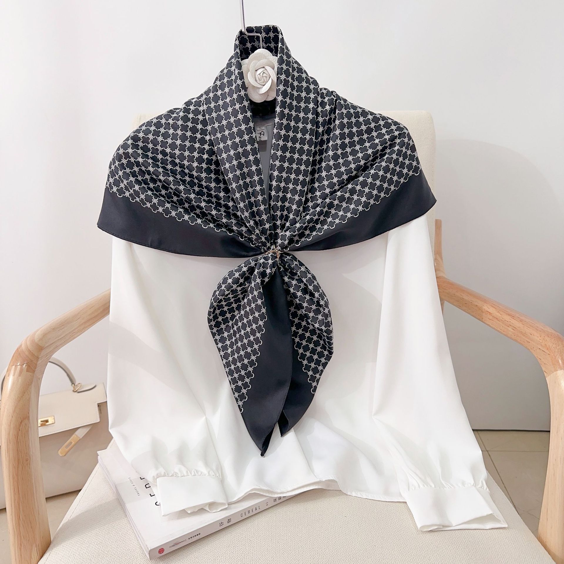 Camisas coreanas combinadas de seda negra y blanca, bufandas de seda femeninas, bufandas de moda extranjeras, bufandas de protección solar