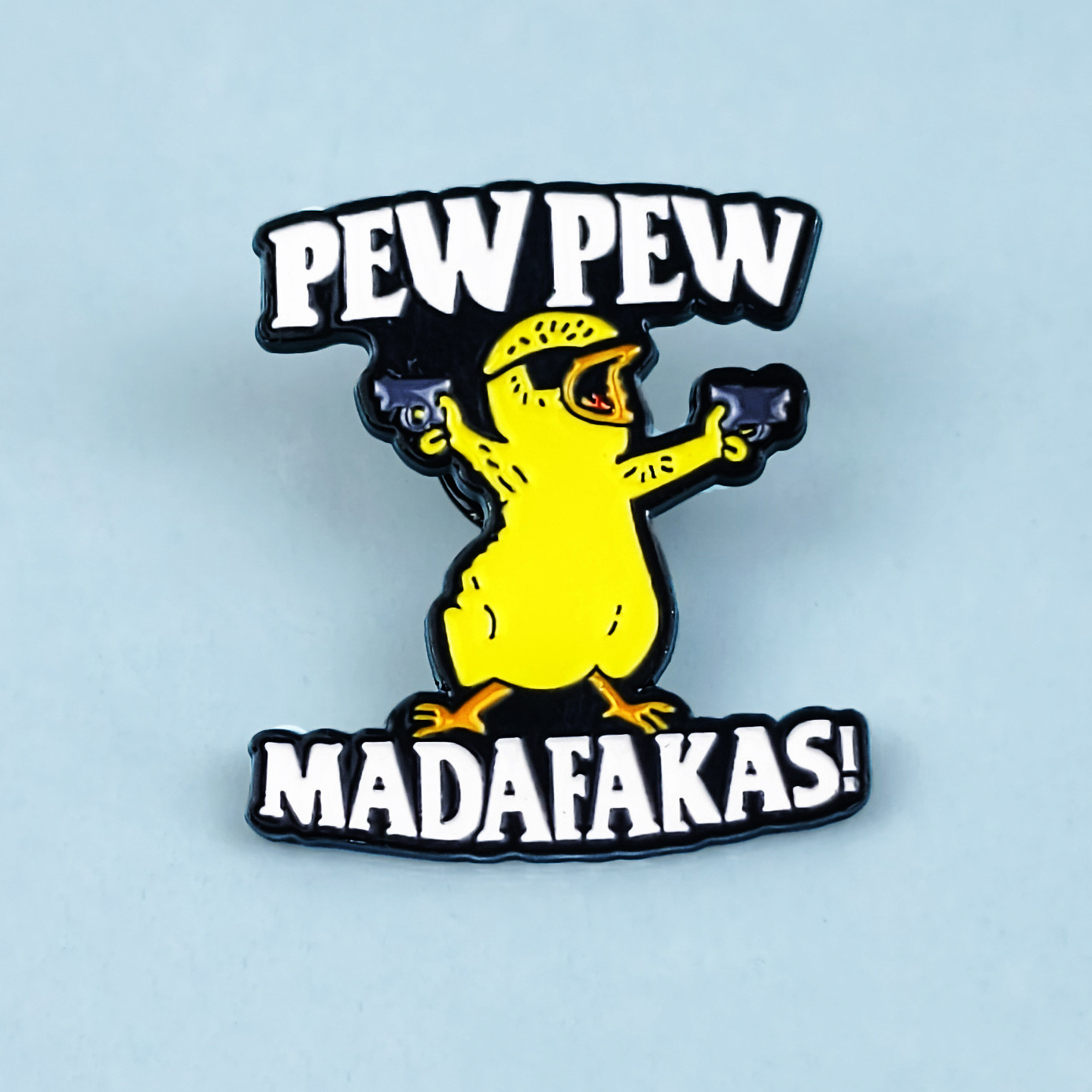 Dibujos animados transfronterizos doble pistola pequeña insignia de pato amarillo creativo atractivo divertido joyería de aleación ropa mochila accesorios broche