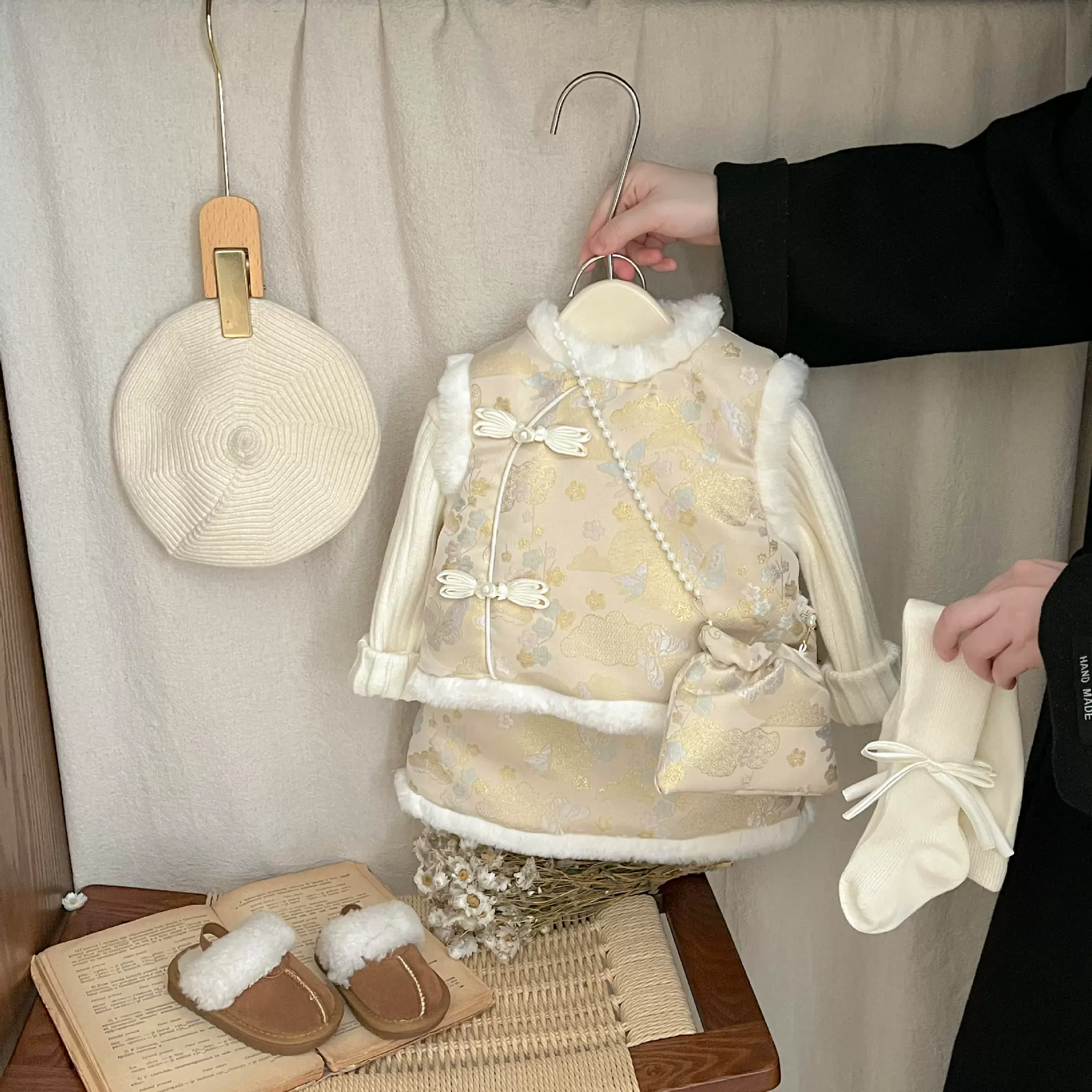 女宝宝汉服套装2025冬季新款儿童国风过年夹棉唐装宝宝抓周岁礼服