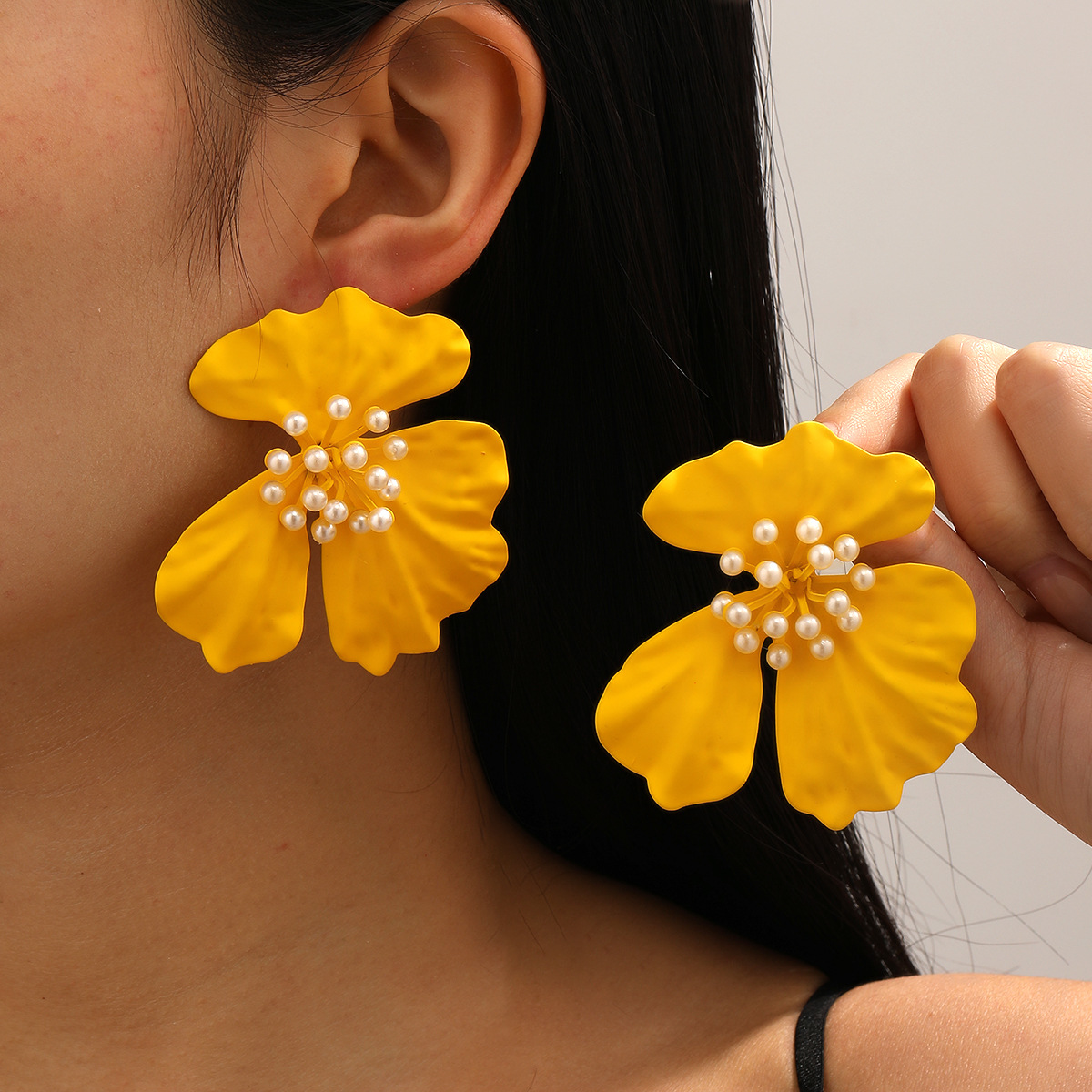 Pendientes de flores grandes con pintura en aerosol de color caramelo de moda europea y americana Pendientes de flores grandes con incrustaciones de perlas exageradas de moda