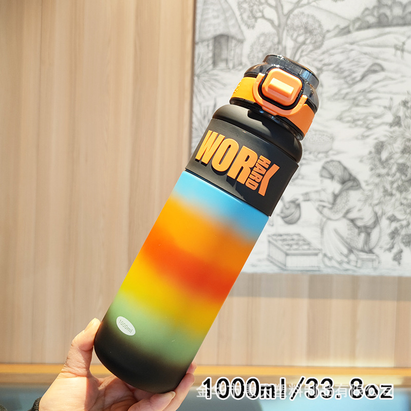 Al por mayor nueva taza de agua de plástico de paja de alto valor portátil estudiantes de tres colores gradiente botella de agua deportiva al aire libre