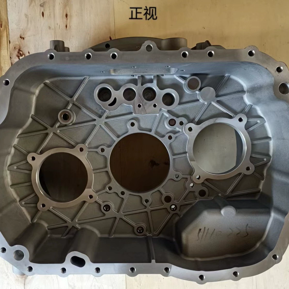 Передний корпус коробки передач Sinotruk (16-ступенчатая, AMT, алюминиевый корпус, нижний тянущий механизм, задняя подвеска, ретардер) AZ2220000225