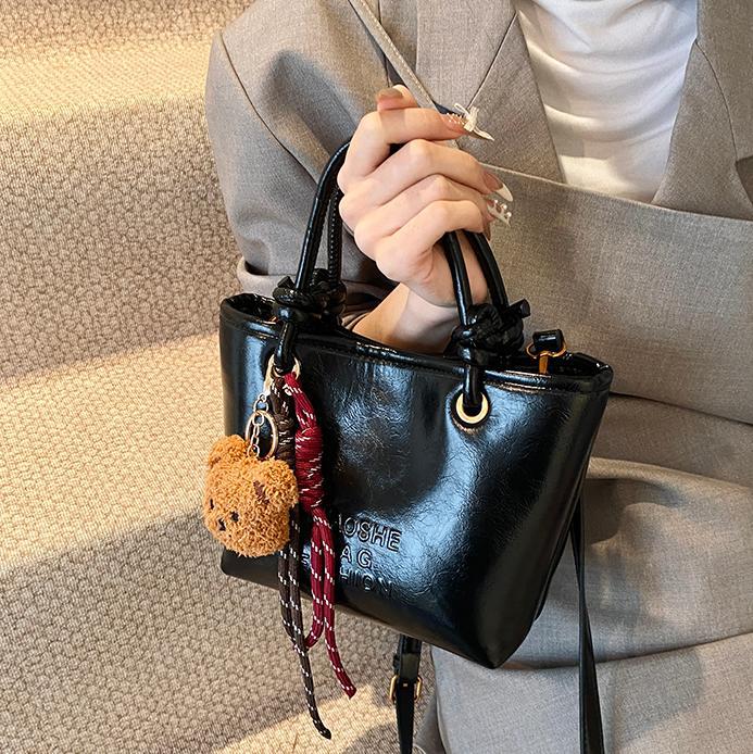 Bolsos de balde casuales retro de mano para mujeres otoño y invierno 2024 nueva moda moda bolso de hombro de alta calidad bolso de nicho de mujer