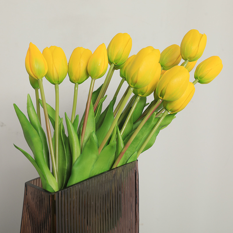 Cross-border direct supply of living room decorations, moisturizing fake flowers, wedding decoration simulation of 5 hand-tied Dutch tulips