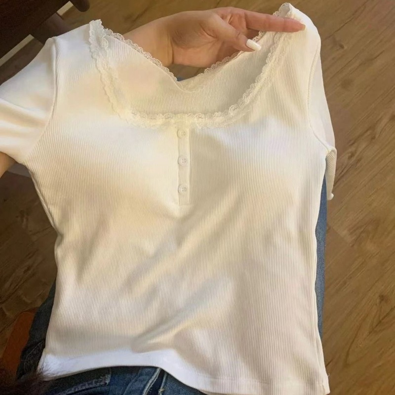 レースの辺の白い底のシャツの女性の秋冬とベルベットの保温の中でデザイン感が変わっています。|undefined