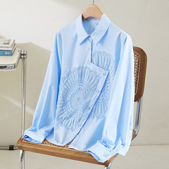 綿の繭の太陽の花の白いシャツの女性の長袖の2025春秋服の刺繍の上着の独特な刺繍の女性のシャツ
