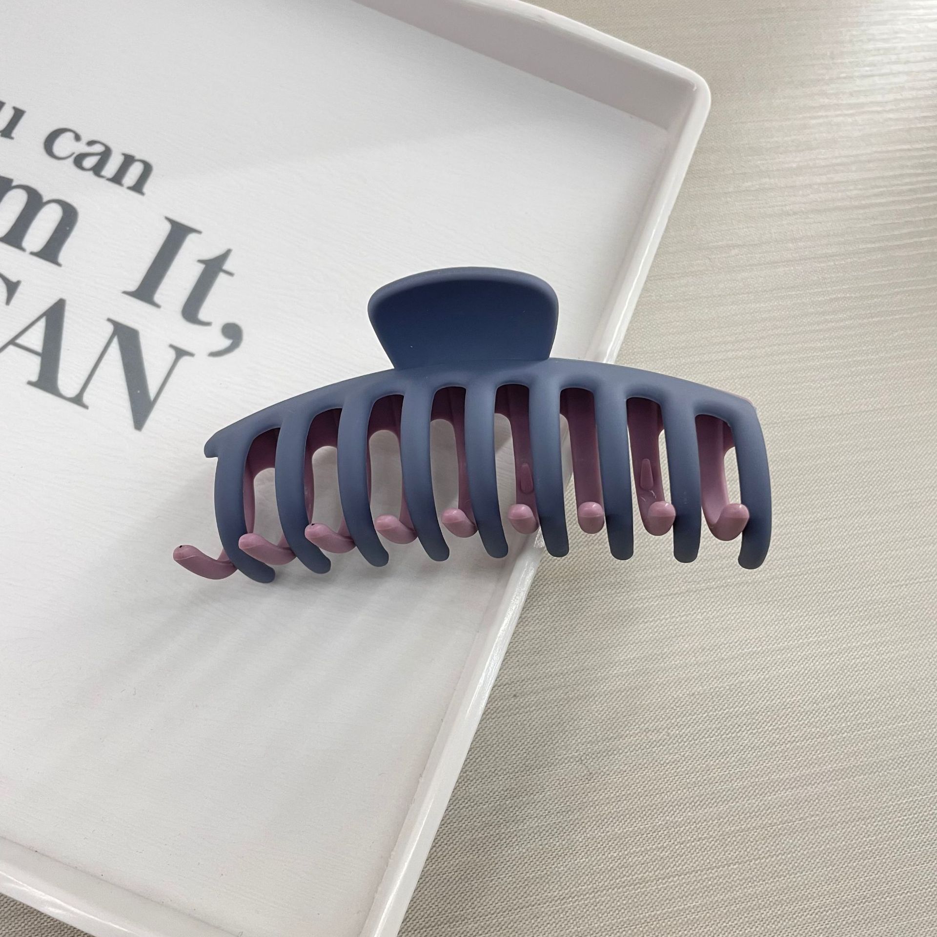 Oufeile superficie de dos colores AB textura esmerilada agarre cuchara trasera femenina alta Cola de Caballo tiburón clip accesorios para el cabello horquilla al por mayor