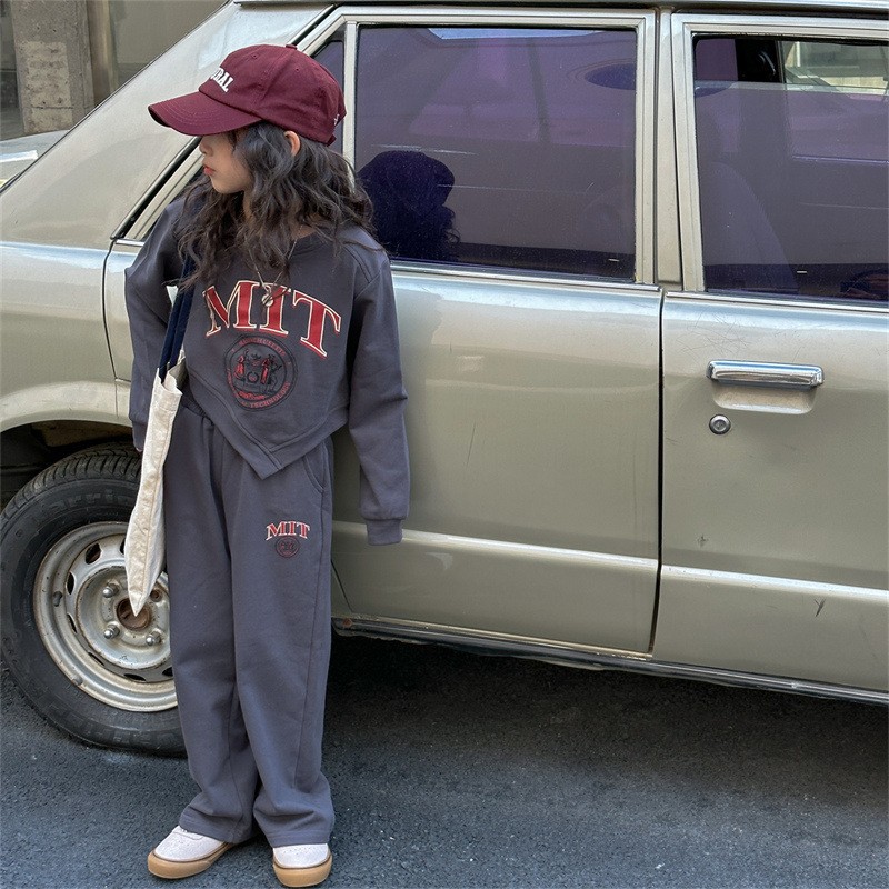 Djevojački široki pulover s razigranim slovima, nepravilnog oblika, dugih rukava, T ravne široke hlače od dva dijela_voghion.com