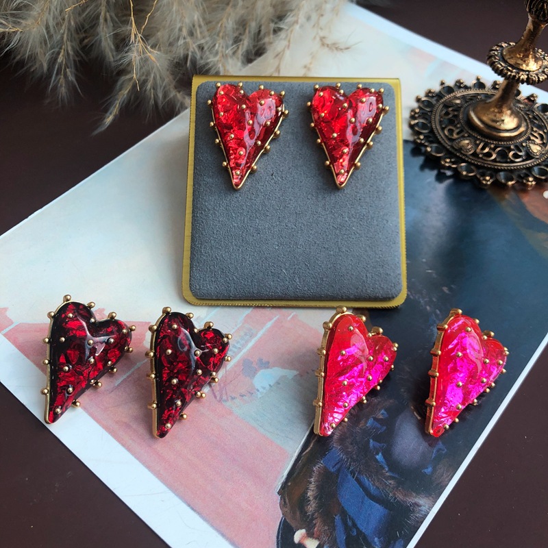 1 Pair Retro Heart Shape Alloy Plating Resin Women's Earrings display picture 2