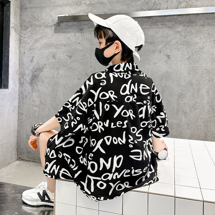 Camisa de los muchachos verano manga corta delgada 2023 nuevo estilo occidental de los niños fritos calle media manga ropa de verano niños traje venta al por mayor