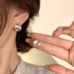 S925銀針不規則な伸線イヤリング女性の小さなデザイン感ピアスins気質冷たい風シンプルなイヤリング