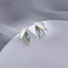 シンプルでファッショナブルな青と白の葉のイヤリング、パーソナライズされた気質、ハイエンドのデザインのイヤリング、女性のライトラグジュアリーニッチイヤリング