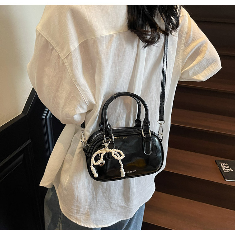 A fashionable Korean-style small square bag for women in the summer of 2025, featuring a simple and retro single-shoulder, crossbody and hand-held pillow bag undefined