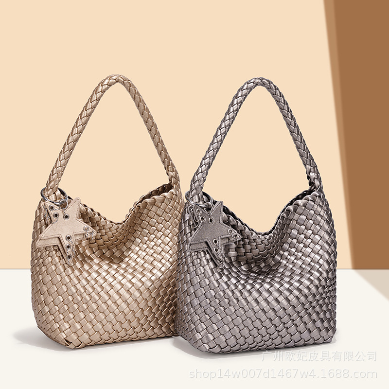 Champagne-Colored Silver Single-Shoulder Bucket Bag with Woven Pattern for Women, Trendy and Popular