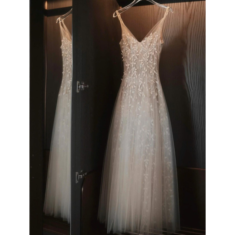 High-end, elegant, light-luxury strap dress for women, extremely beautiful, with a socialite vibe, suitable for important occasions, mesh formal dress High-end, elegant, light-luxury strap dress for women, extremely beautiful, with a socialite vibe, suitable for important occasions, mesh formal dress