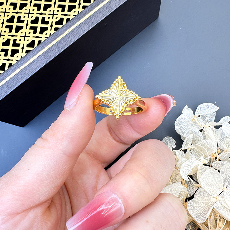Vietnam oro de arena flores de cuatro estrellas anillo de estriado de ajuste de boca viva dama temperamento de mar China fábrica de viento mayorista