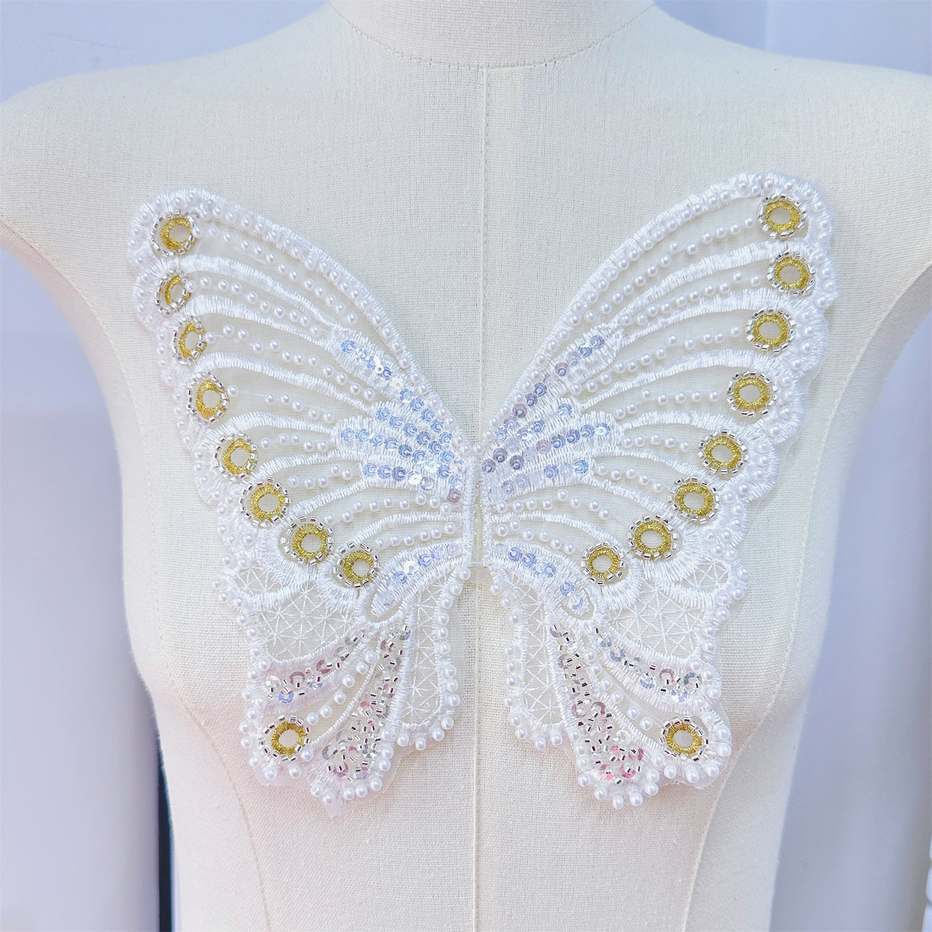 Venta caliente malla de cuentas bordado lentejuelas grandes pegatinas de tela de mariposa vestido de novia vestido accesorios de ropa de bricolaje apliques