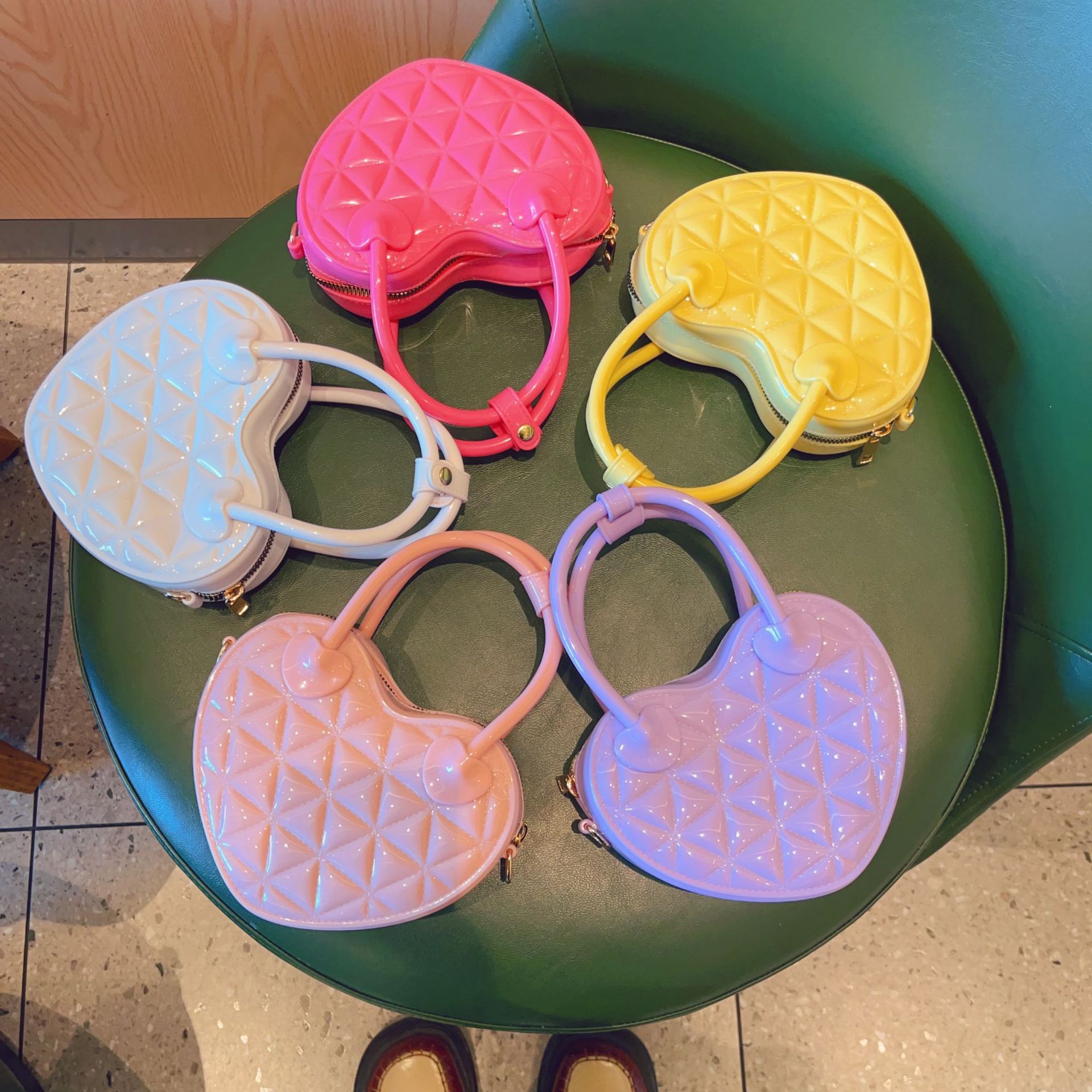 New PVC jelly bag for early spring 2025, heart-shaped hand-held small bag, diamond-shaped single-shoulder crossbody ladies' bag, sweet small bag details Picture