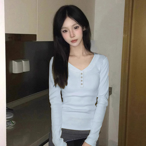 Korean-style round-neck, Western-inspired innerwear with soft fleece and long sleeves—perfect for fall and winter, offering a versatile, side-pleated, slim-fit, and elegant look.