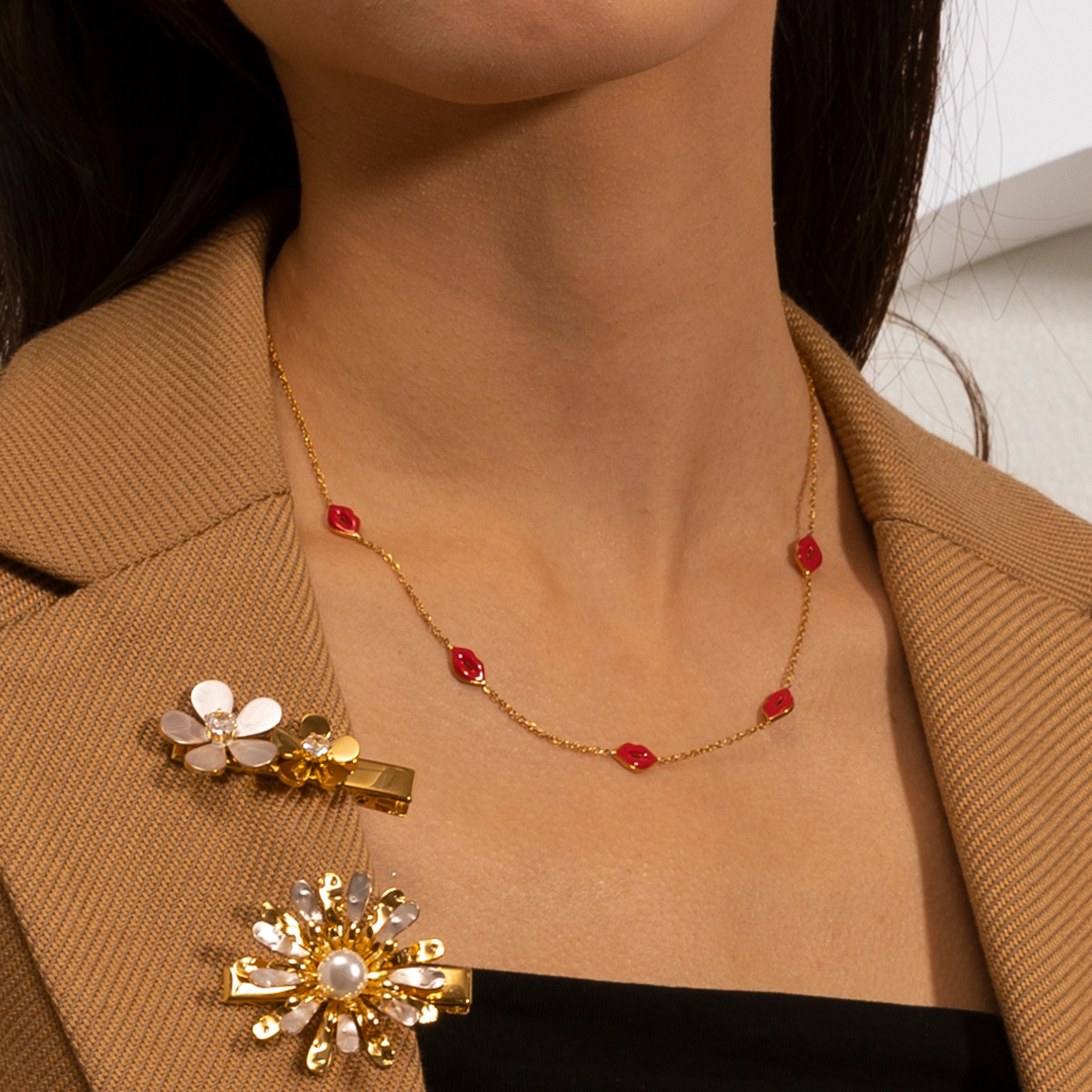 TENA Europa y América collar de acero inoxidable ligero alto sentido collar de pendientes de arete conjunto accesorios colgante labios rojos ventas calientes