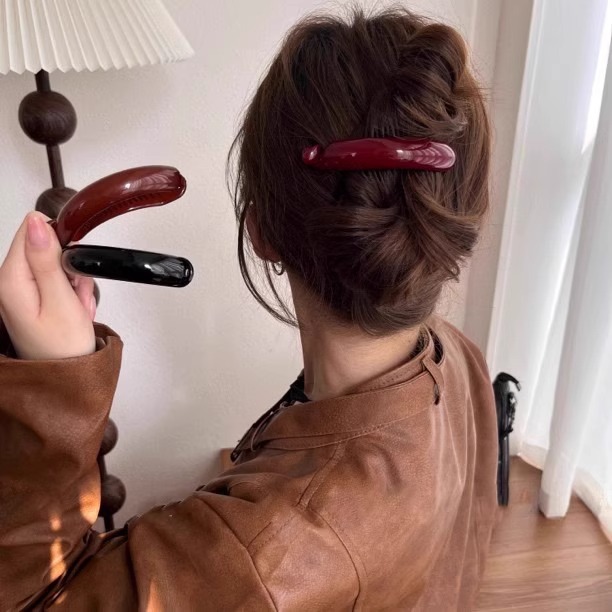 Encora rojo clip de plátano retorcido de una palabra clip de hebilla de cola de caballo alta en la parte posterior de la cabeza horquilla femenino 2025 nuevo tocado de clip horizontal