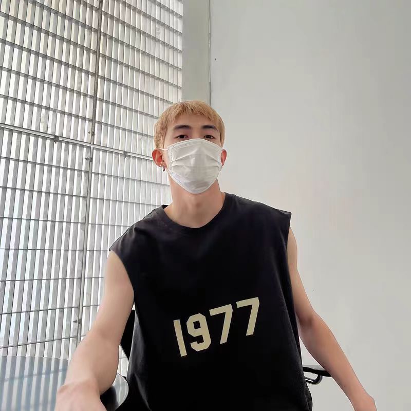 Fuxian ESSENTIALS, a niche American high-street fashion brand, presents 1977 summer sports sleeveless vests for men and women.