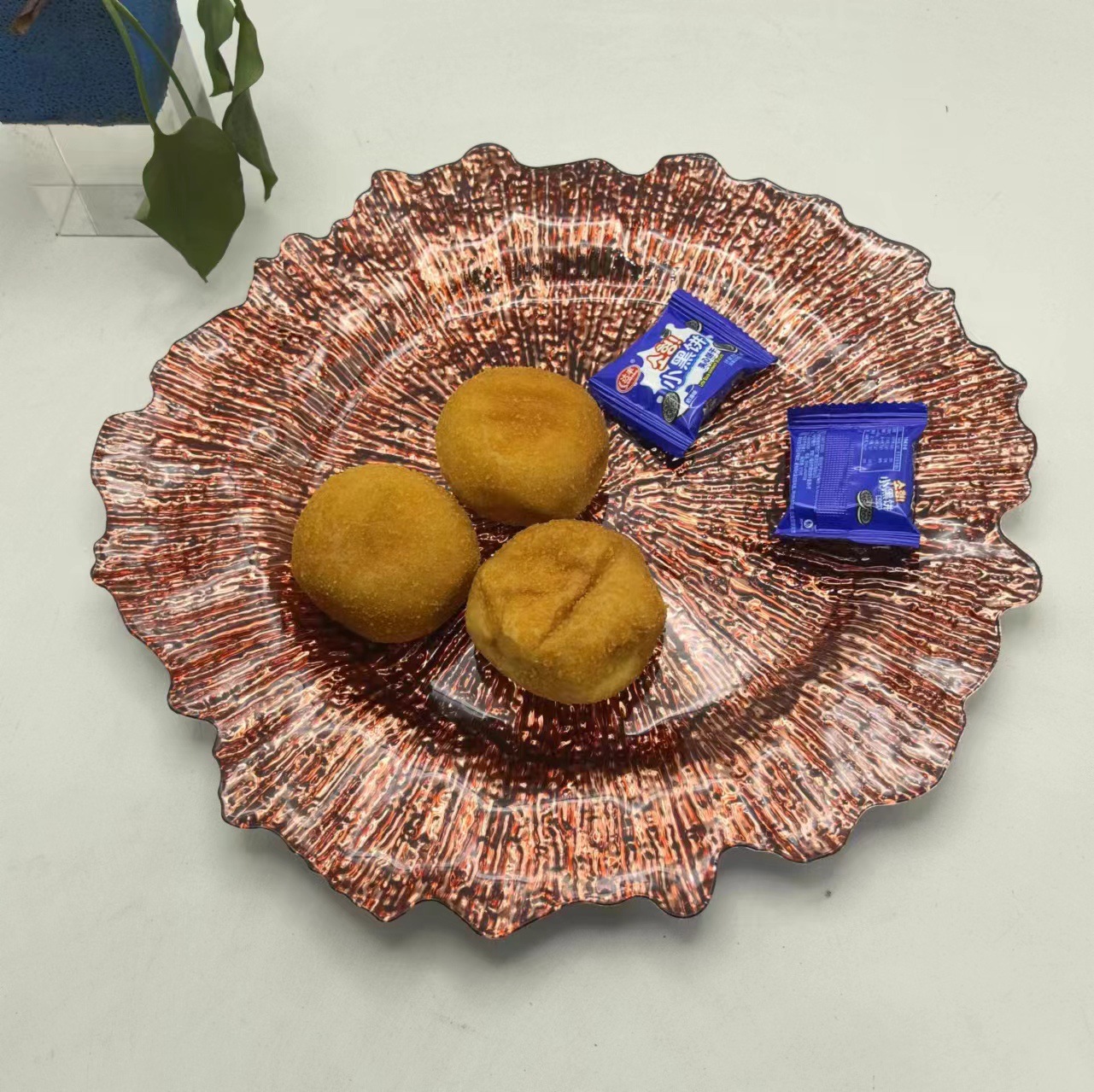 Sala de estar de alto nivel PET material bandeja de frutas metal ligero de lujo bandeja de decoración de platos de encaje dulces bandeja de bocadillos