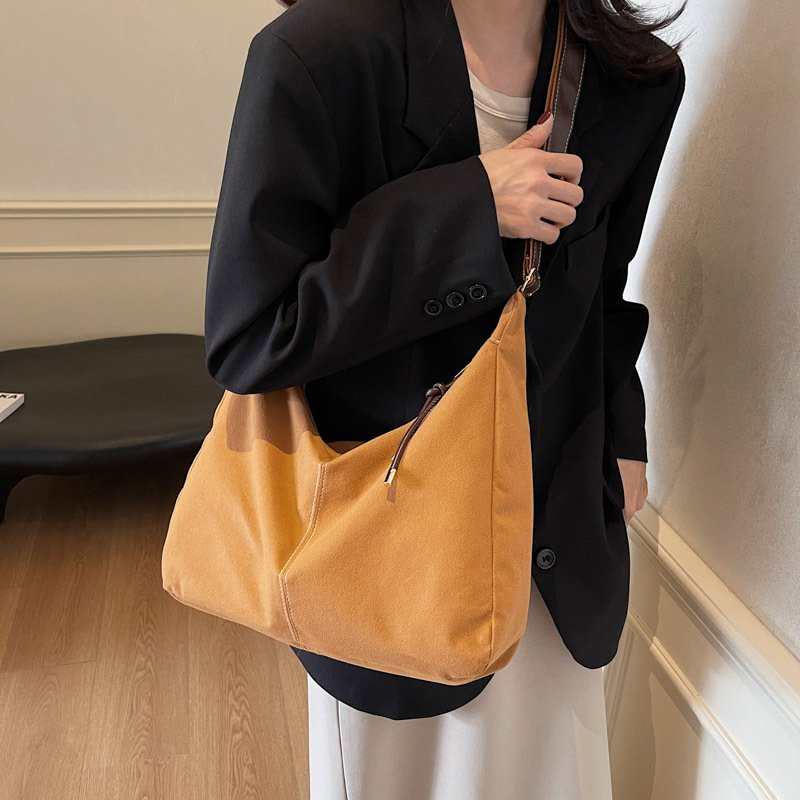 Suelo suave de gamuz de cautiverio 2024 nuevo color sólido de invierno gran capacidad simple de moda bolso de hombro bajo la axila