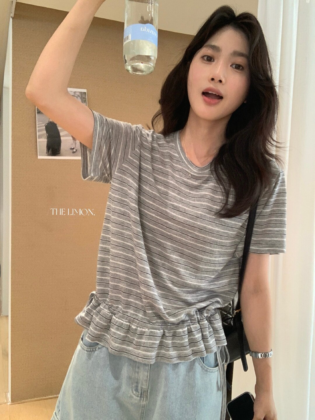 Áo thun nữ tay ngắn cổ tròn sọc kẻ phối bèo nhún, thiết kế eo rút dây thời trang — màu đen, màu trắng chi tiết 20