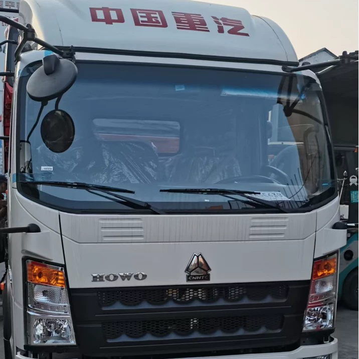 Командир однорядного контейнеровоза Howo Light Card 4 метра 2 ящика грузовой кабины