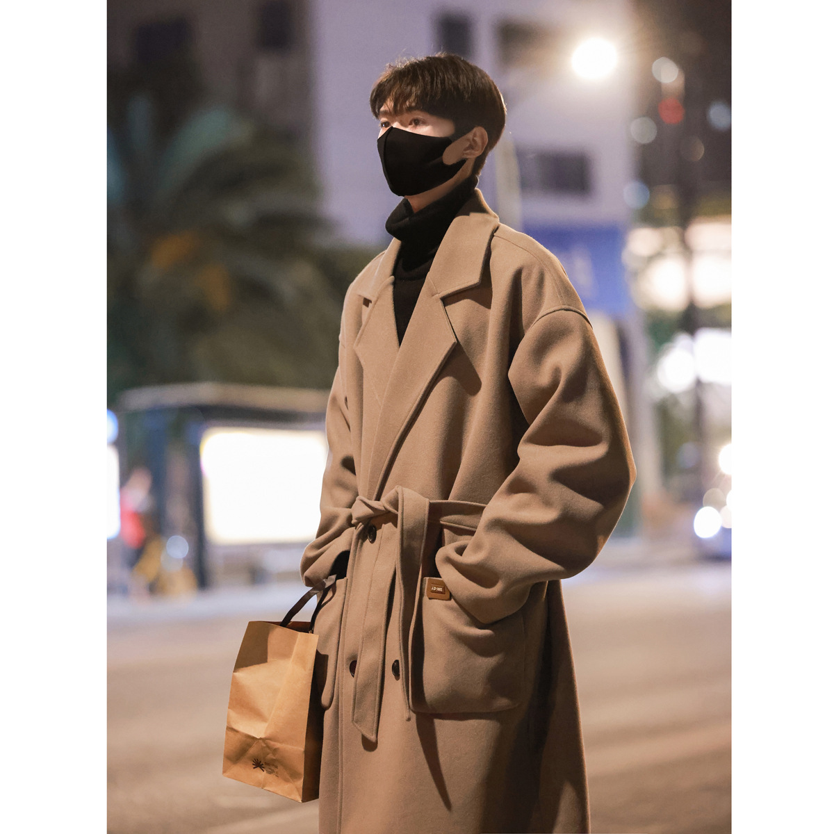 秋冬服のコートは男女が膝を過ぎます。コートの中の長さは冬の高級感があります。