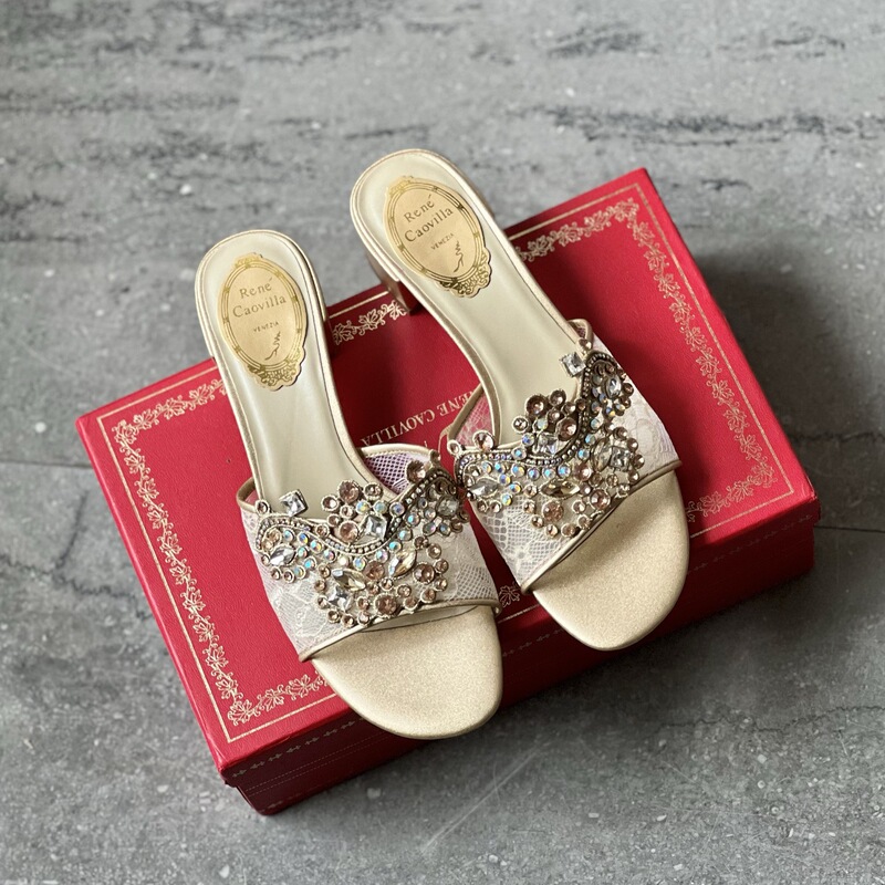Sheepskin Version of the High-End New Style Flat-Soled Rhinestone Satin Gorgeous Women's Sandals for Outdoor Wear, Casual and Versatile Vacation Sandals Sheepskin Version of the High-End New Style Flat-Soled Rhinestone Satin Gorgeous Women's Sandals for Outdoor Wear, Casual and Versatile Vacation Sandals