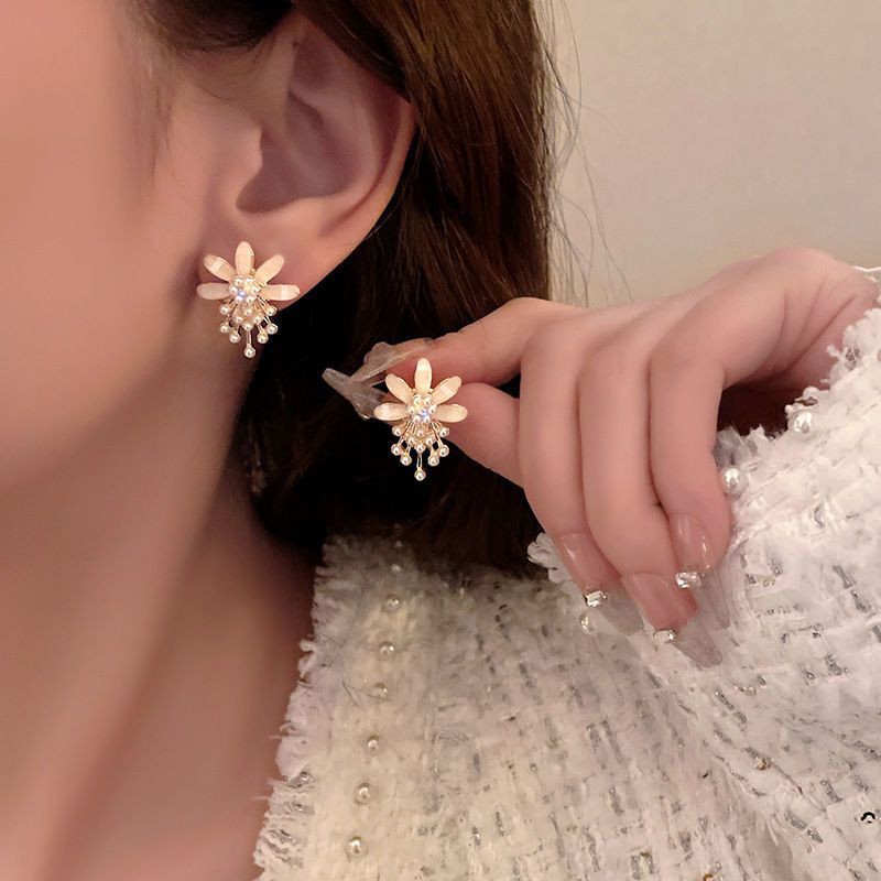 High-end light luxury, ultra-gleaming diamond-embellished tassel earrings, French-style temperament floral long drop earrings, versatile earrings, trendy earrings.
