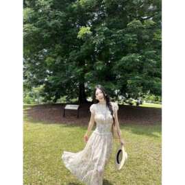 周章章“广岛之恋”仿绉碎花连衣裙女温柔海边度假风收腰长裙