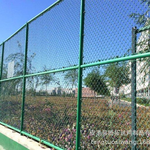 现货球场围网足球场运动场围栏网防护网球场勾花网护栏体育场围网