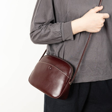 新款真皮包2025小众时尚复古斜挎包软皮小圆包外出简约单肩女包包