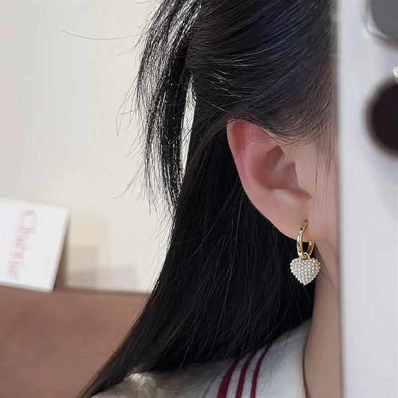 Pequenos brincos de coração com pérolas, design elegante_voghion.com