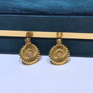 18K Gold Sunflower Pendant Au750 Colored Gold Inlaid with White Mother-Of-Pearl Moissanite Diamond Accessible Luxury Niche Pendant Water Shell Gold