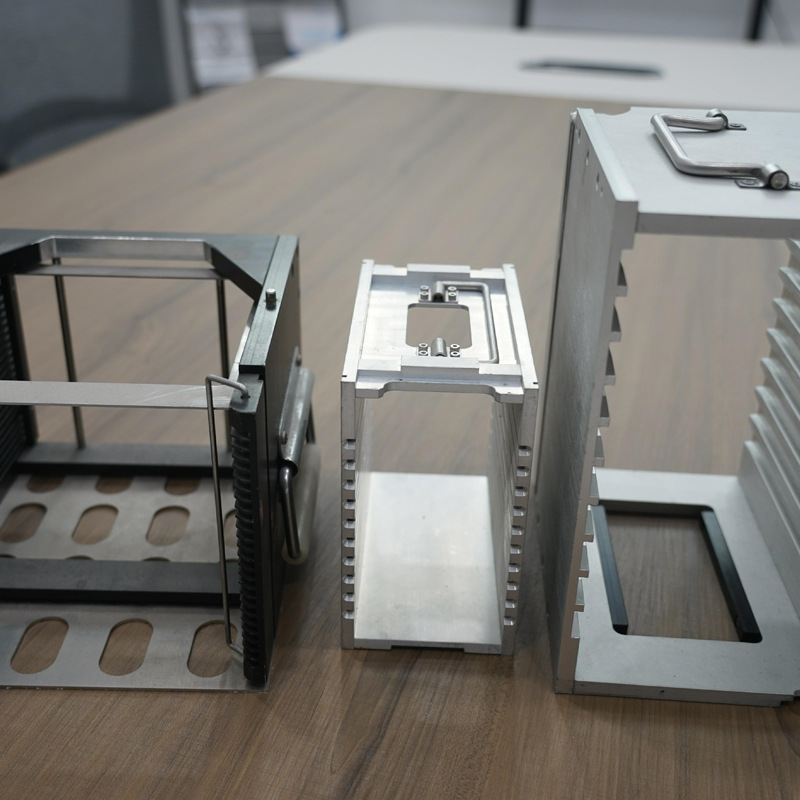 PCB���Ϻ����Ͻ���Ƕ���ϲ۰뵼��оƬ�����Ϻ�оƬ��Բ�п�ܺ�