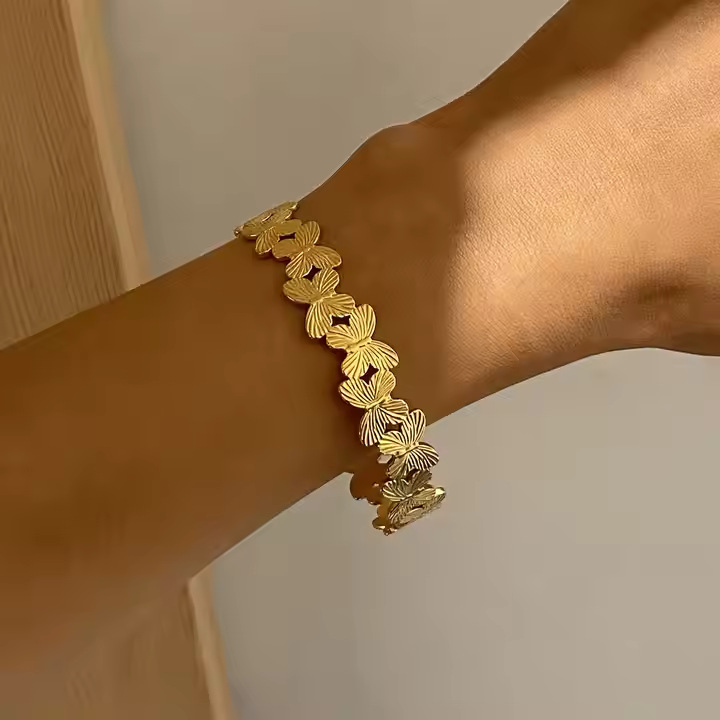 Tina transfronteriza 18k oro mariposa pulsera de acero inoxidable mujer alta sensación de diseño de personalidad versátil pulsera de acero de titanio ins