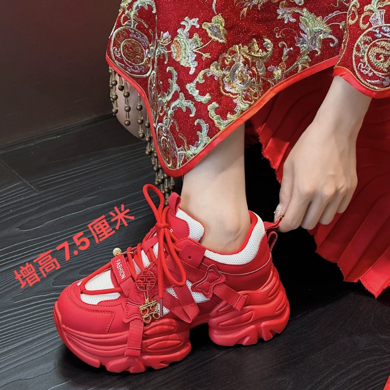 Женские туфли для папы из натуральной кожи, новинка 2025, маленькие универсальные красные туфли на толстой подошве для спорта и отдыха, новогодние туфли на высоком каблуке