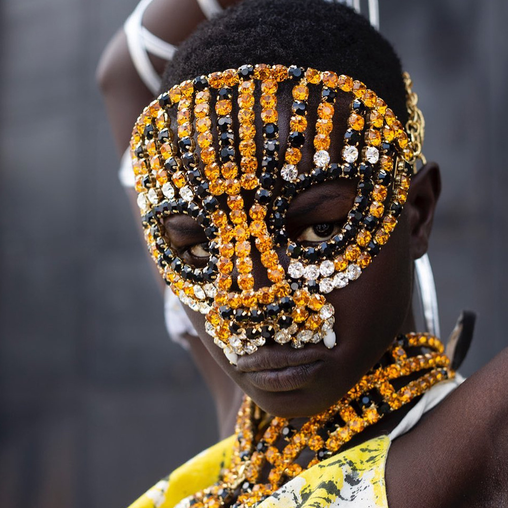 AliExpress Venta caliente rhinestone máscara personalidad europea y americana exagerada color diamante cara decoración Halloween accesorios versátiles máscara